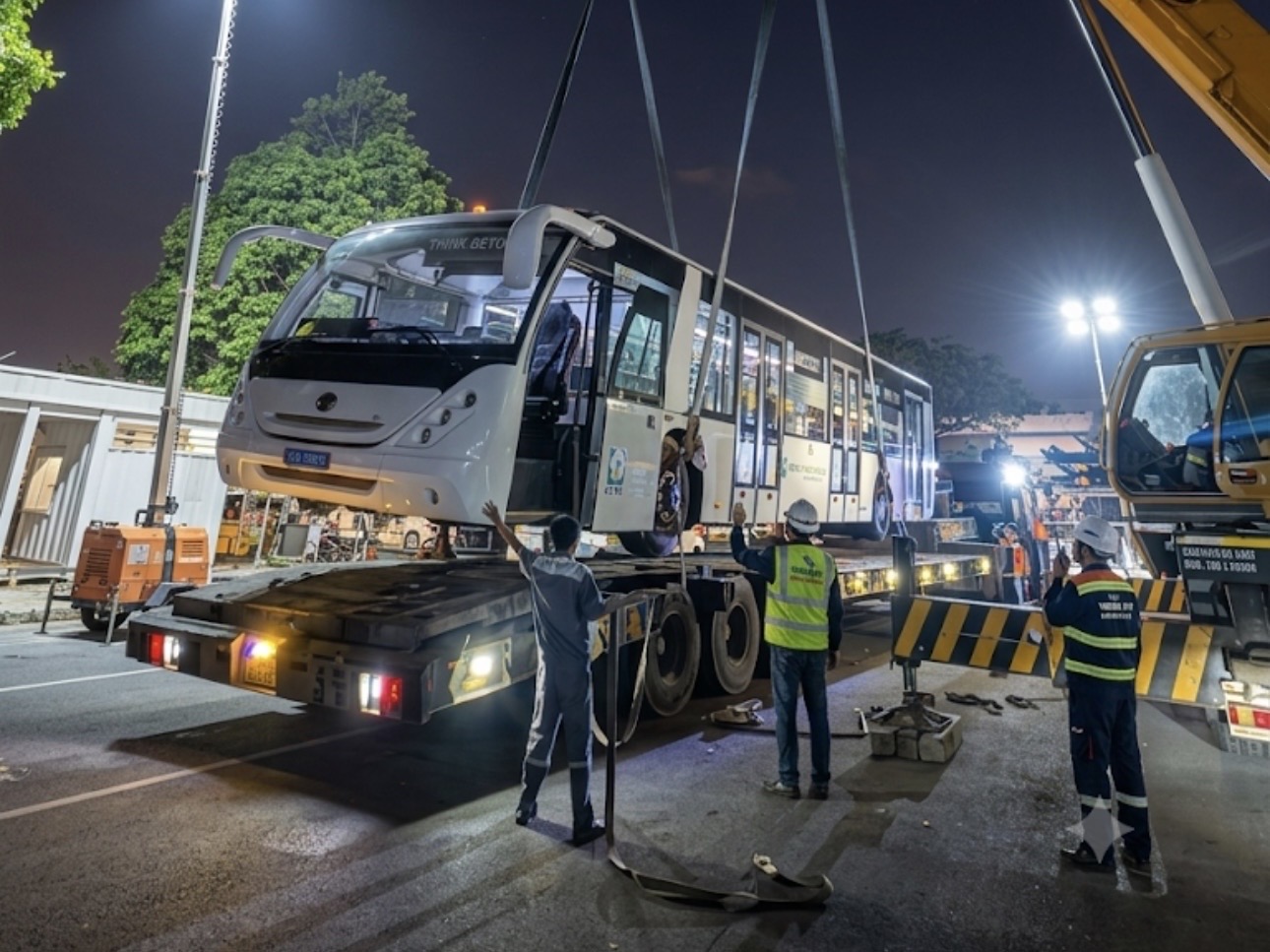 Vận chuyển xe bus sân bay Cobus quá khổ