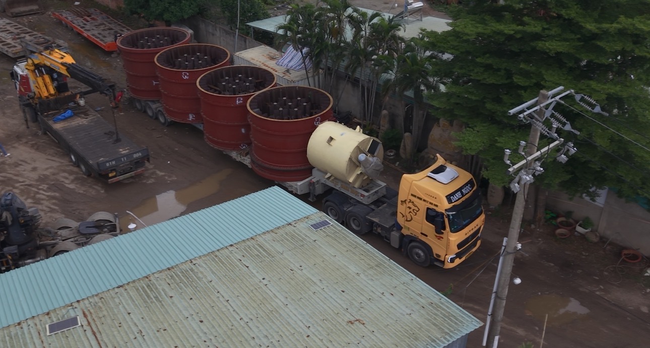 Vận chuyển kiện ống lò sấy mùn cưa quá khổ