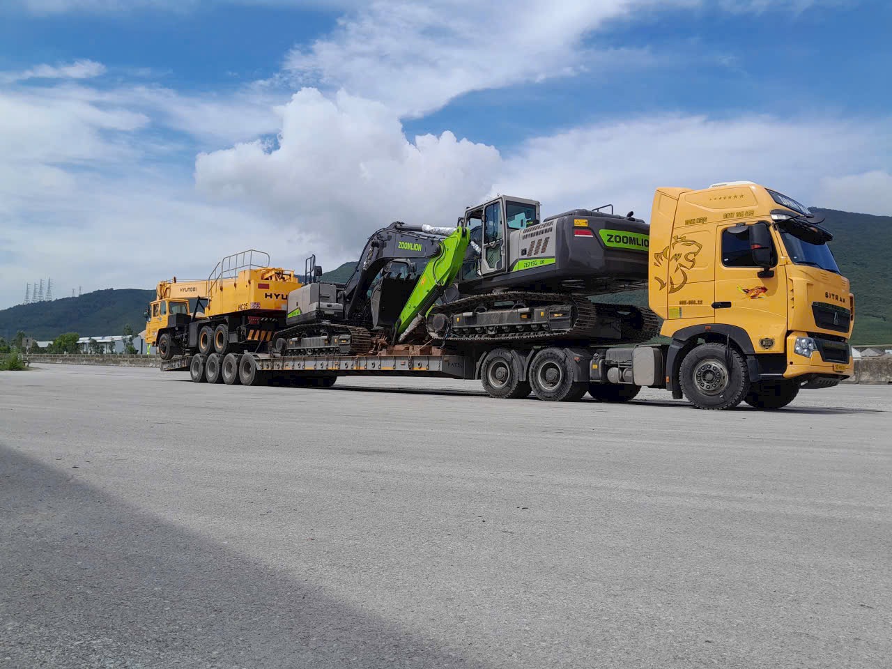 Vận chuyển máy xúc đào bánh xích Zoomlion công trình