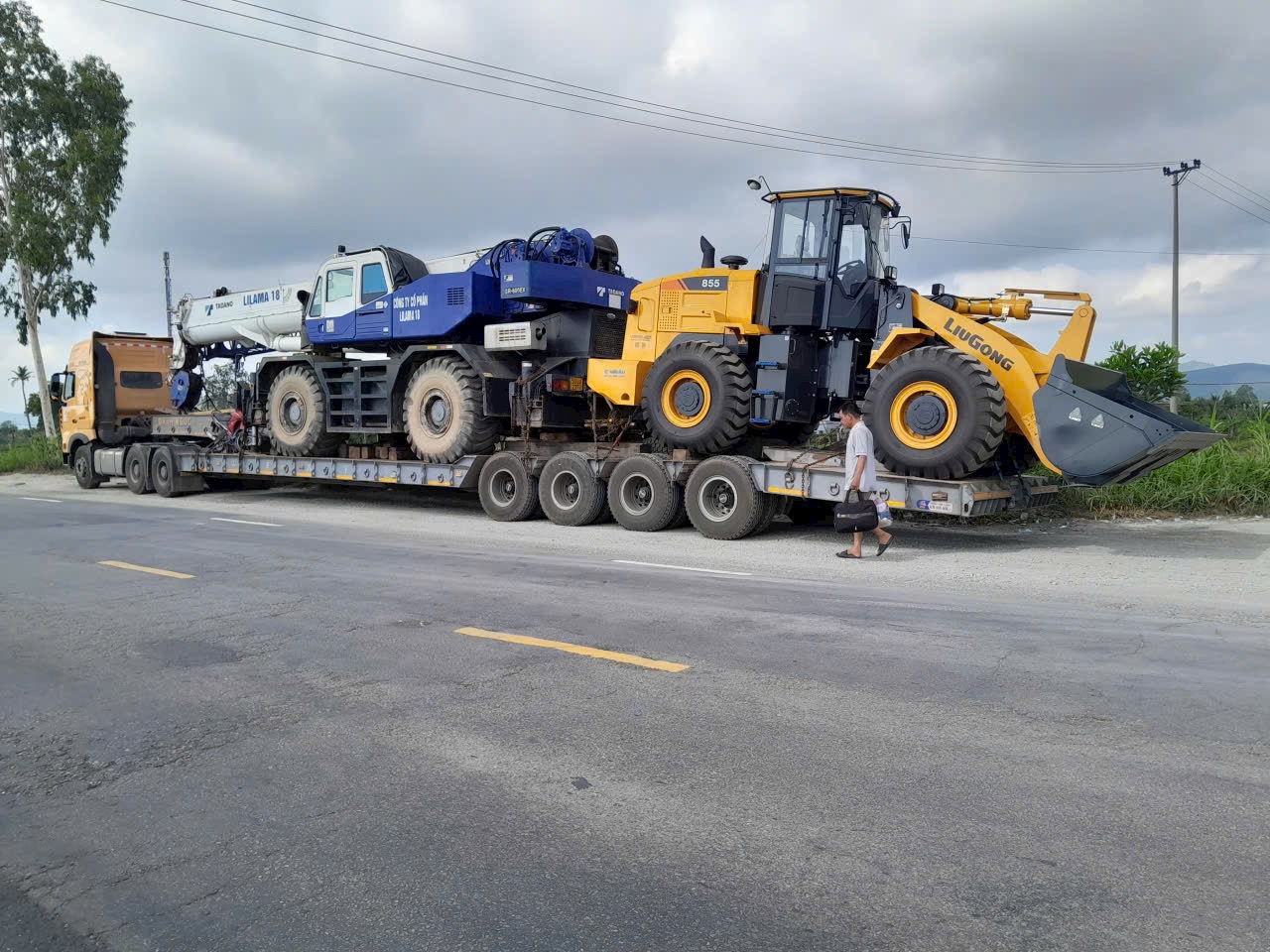 Vận chuyển cẩu tự hành Tadano Lilama và máy xúc lật